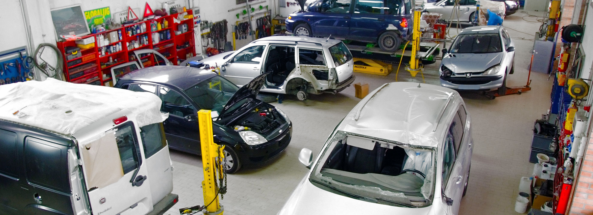 interno di una autocarrozzeria a ferrara